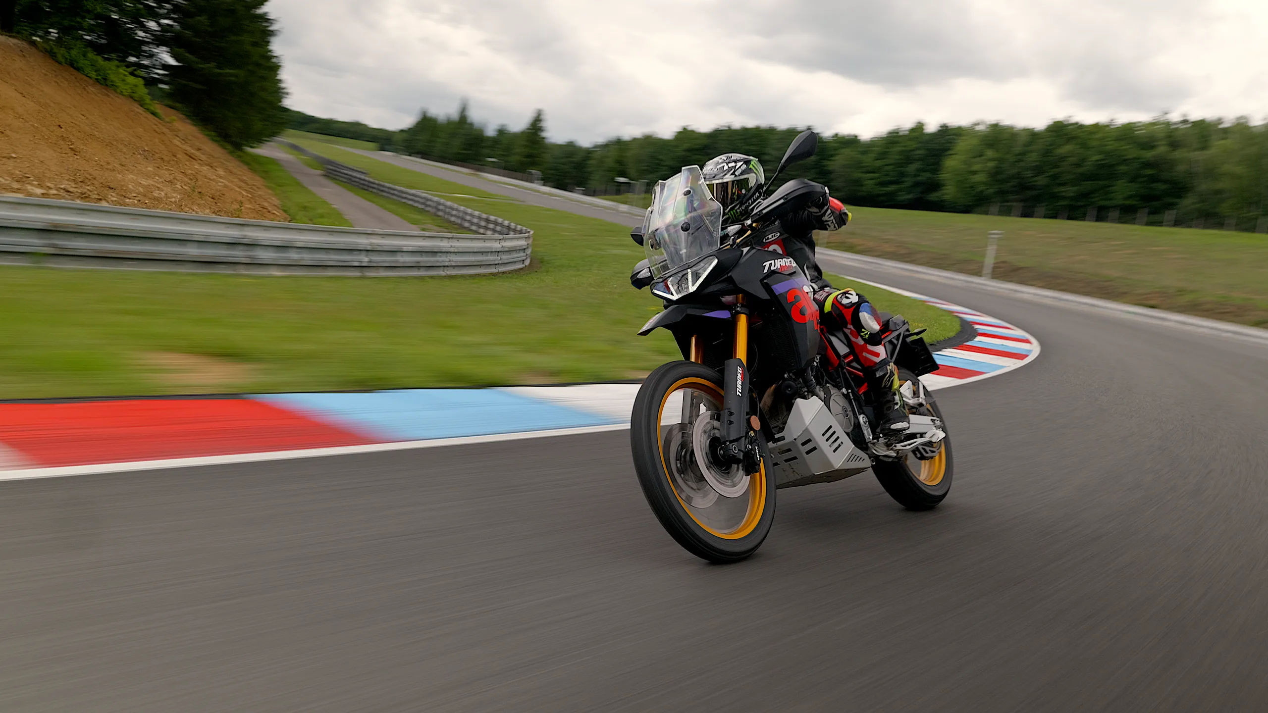 Aprilia Tuareg 660 Rally - z offroadu na měřené kolo v Brně